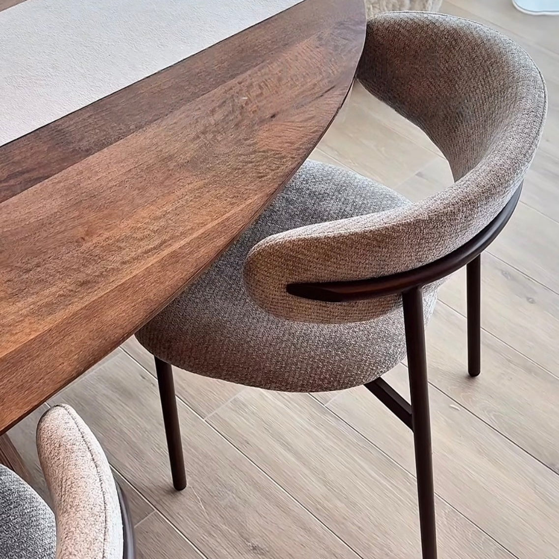 Beige chenille spisebordsstol med valnød-look ben - naturligt look til hjemmet