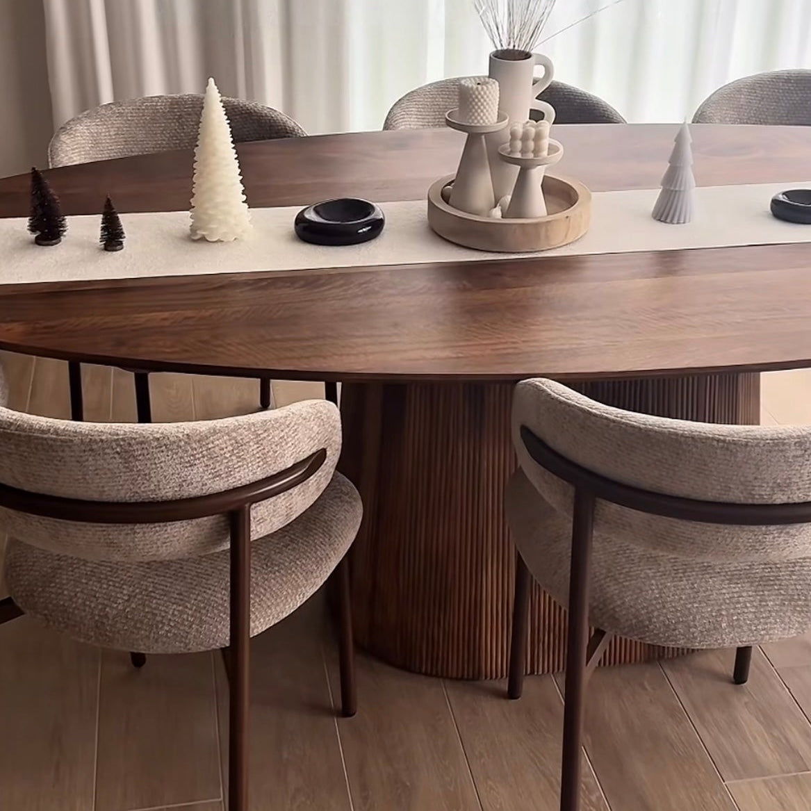 Beige chenille spisebordsstol med valnød-look ben - naturligt look til hjemmet
