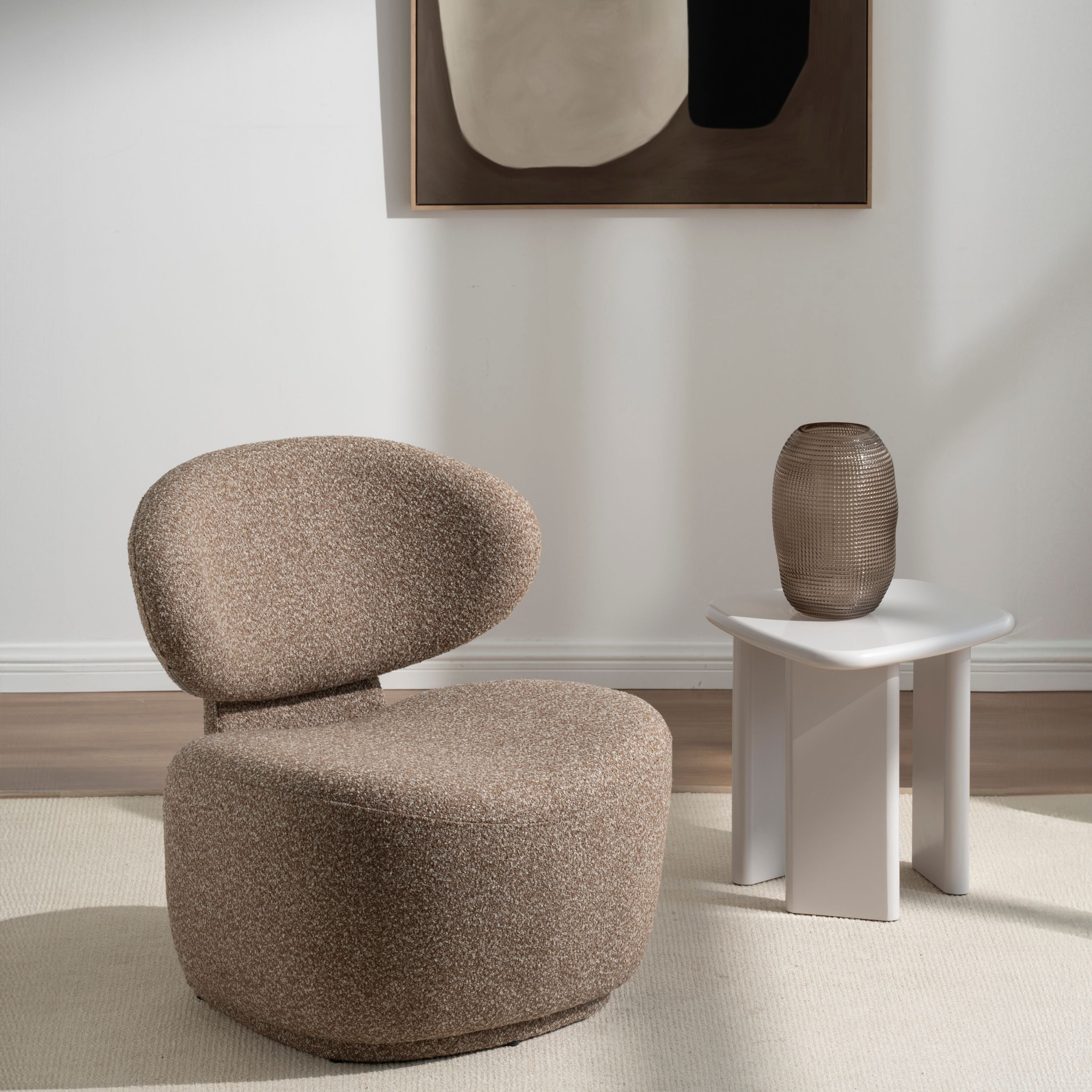 Taupe vævet Lola lænestol - elegant hyggestol til moderne stue