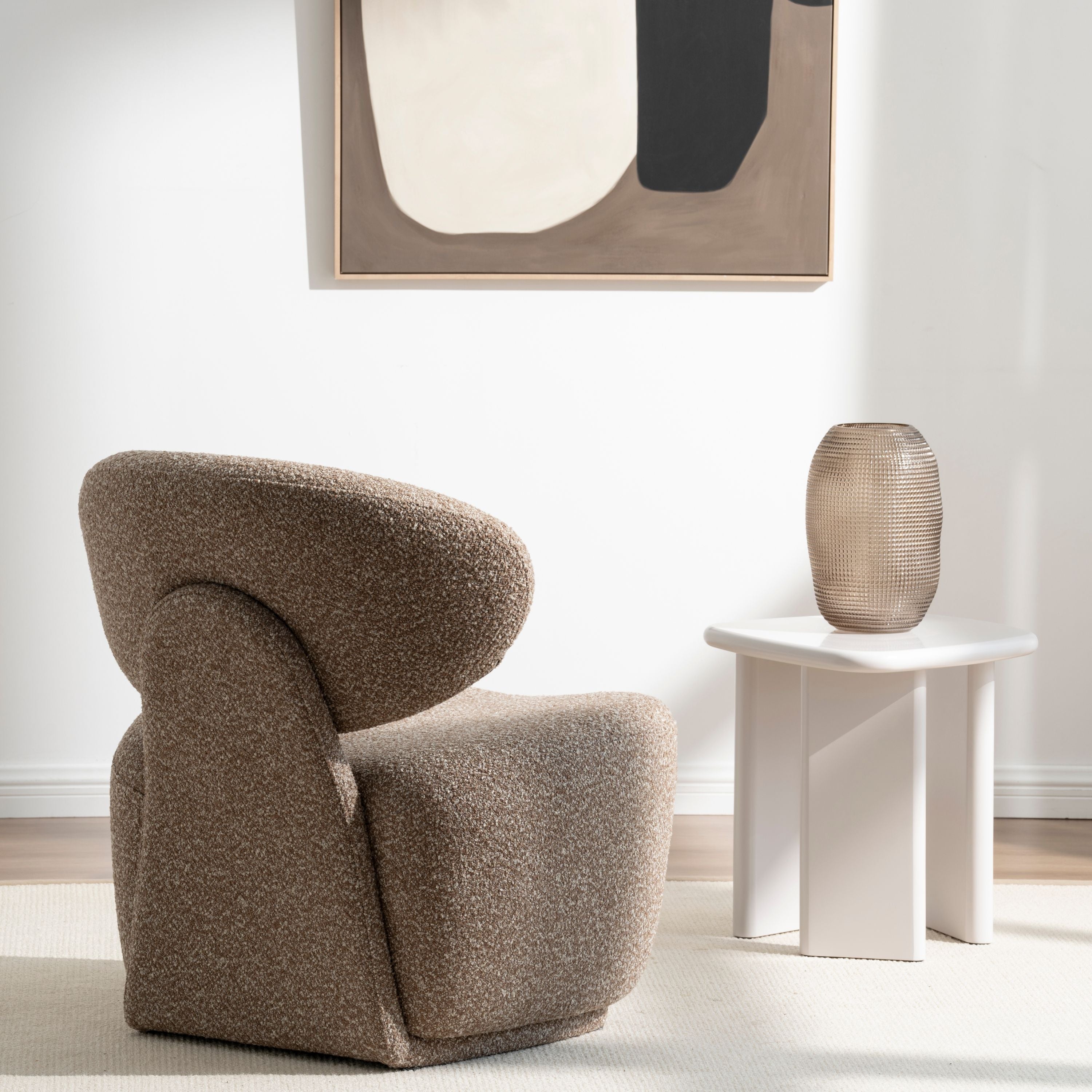 Taupe vævet Lola lænestol - elegant hyggestol til moderne stue