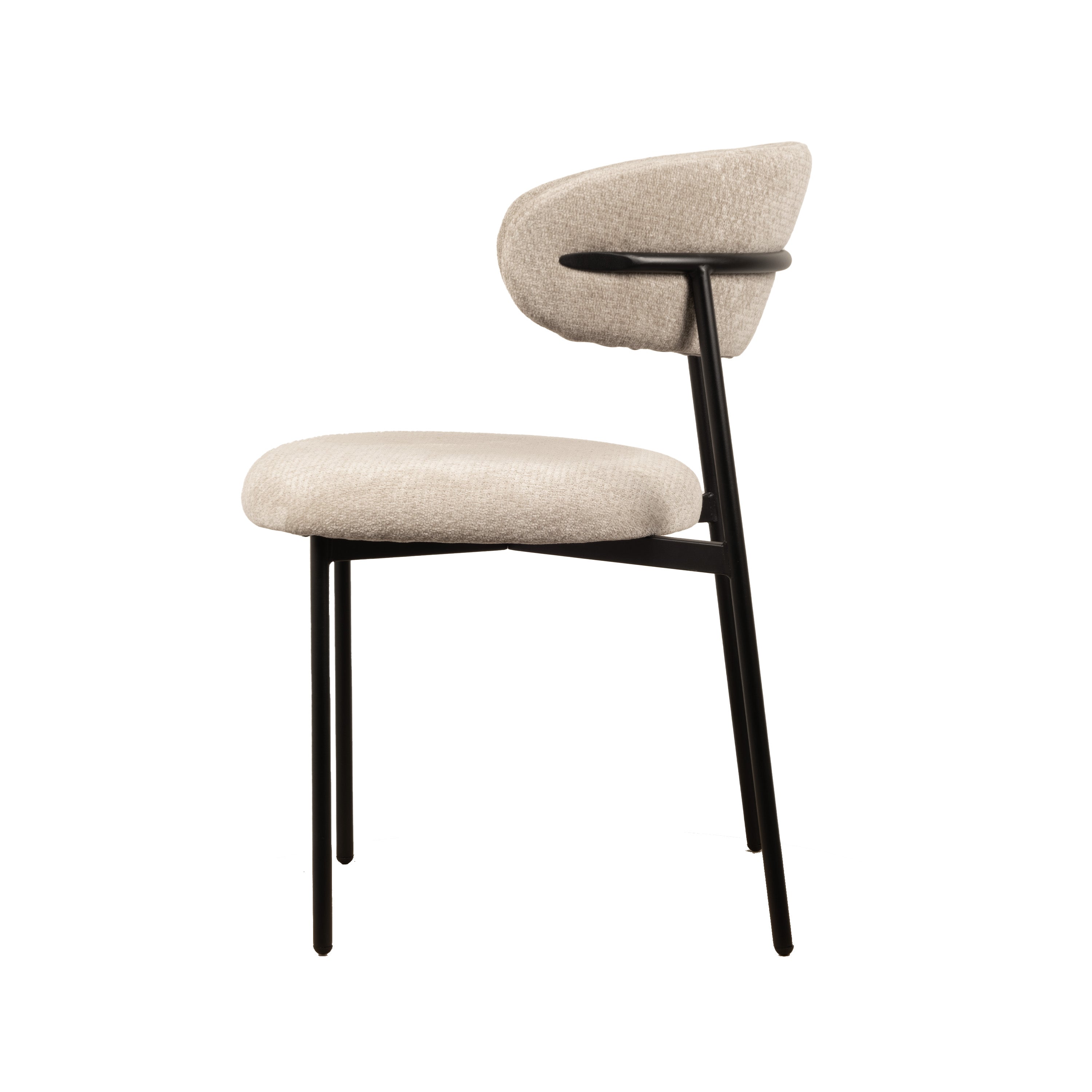 Kiara spisebordsstol i beige chenille | Skandinavisk stil med bløde linjer | Usuals