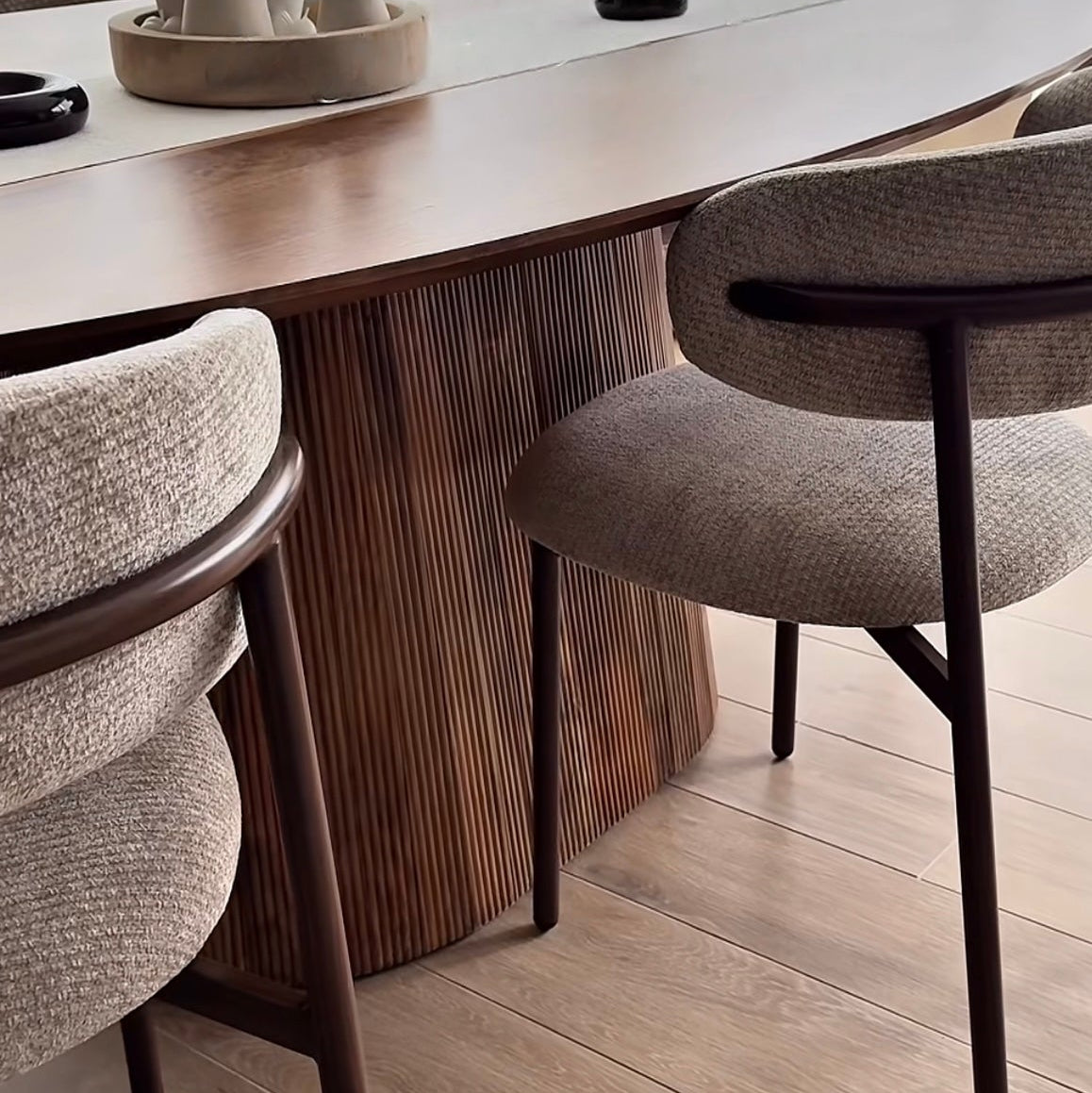 Kiara spisebordsstol i beige chenille med valnød-look ben | Skandinavisk elegance | Usuals