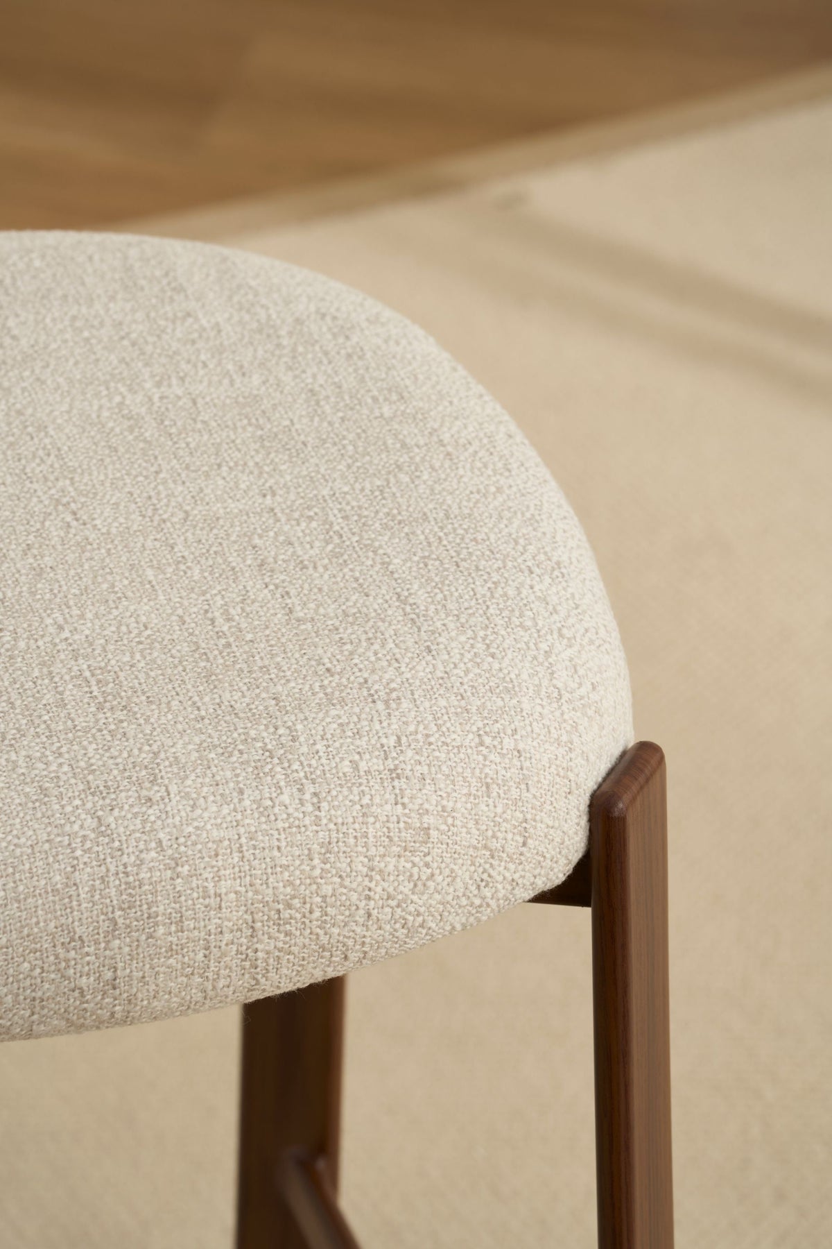 Jane Barstol - Beige - Valnød-look