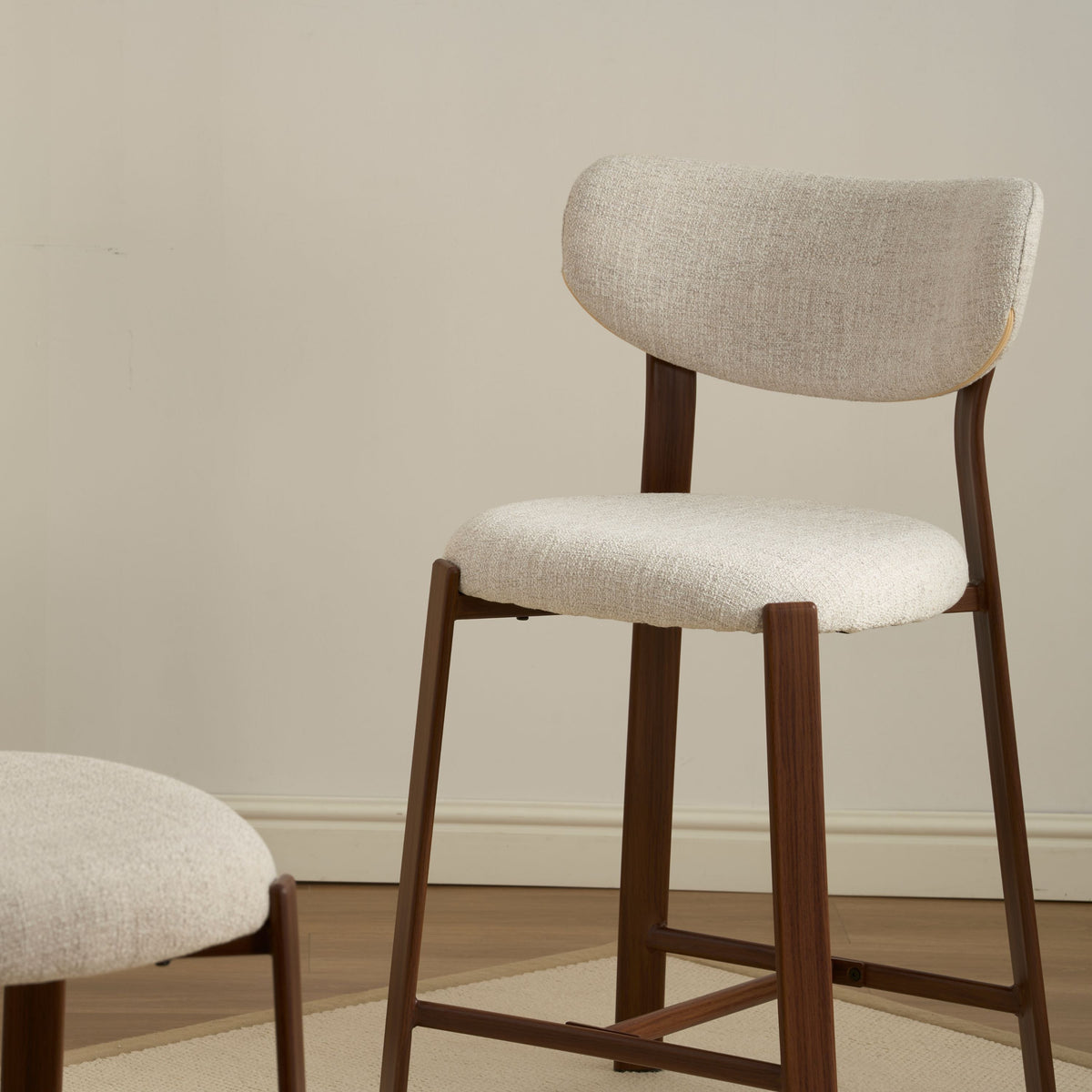 Jane Barstol - Beige - Valnød-look