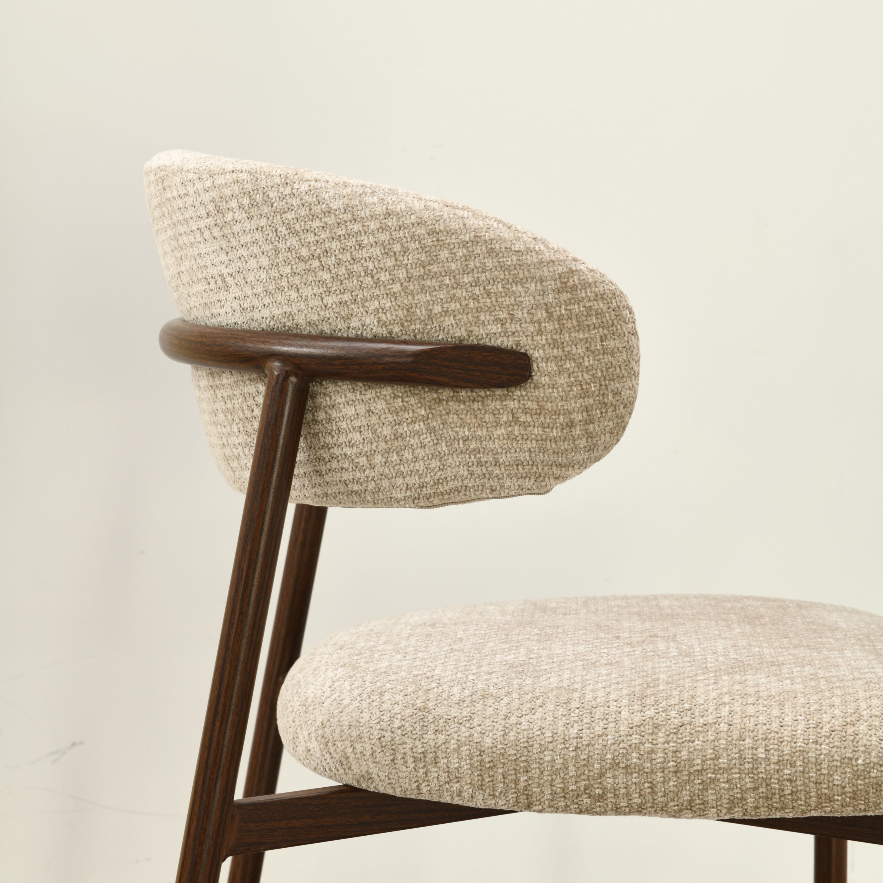 Kiara Spisebordsstol - Beige Chenille - Valnød-look